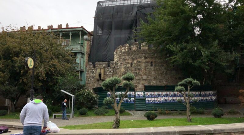 В Тбилиси демонтируют незаконно возведенный этаж отеля над исторической крепостной стеной