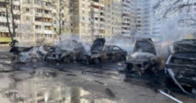 Взрыв во дворе 16-этажки на Троещине в Киеве: людей эвакуируют, сгорели 7 авто