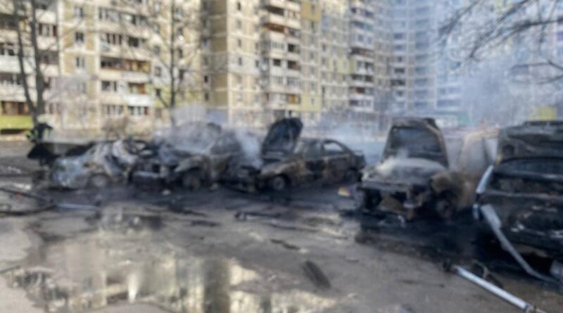 Взрыв во дворе 16-этажки на Троещине в Киеве: людей эвакуируют, сгорели 7 авто