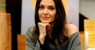"Я молюсь за людей в Украине": Анджелина Джоли высказалась против войны и вторжения России