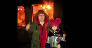 Жители Харькова поблагодарили Путина за "освобождение" на фоне горящего дома