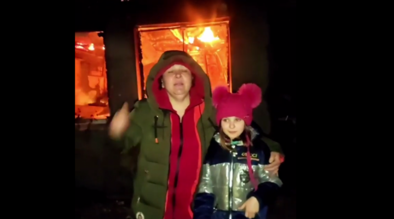 Жители Харькова поблагодарили Путина за "освобождение" на фоне горящего дома