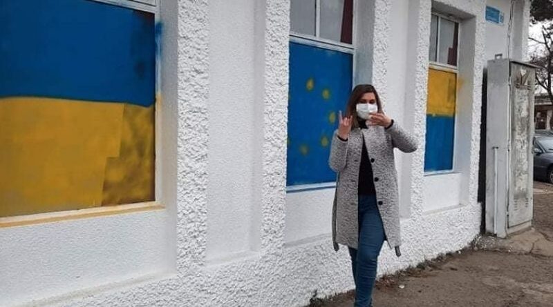 Активистка из Марнеули нарисовала на окнах офиса «Alt-info» флаги Украины и ЕС