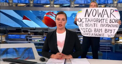 Девушка выбежала в прямой эфир новостей Первого канала с плакатом "NO WAR Остановите войну"