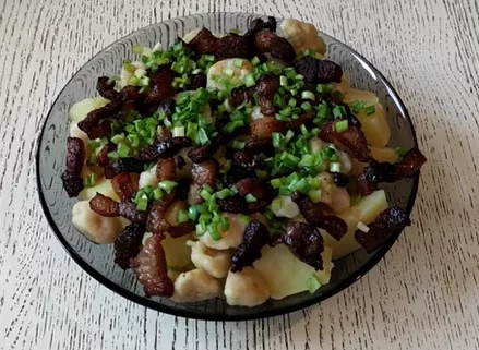 Как приготовить коцюрбу, украинское старинное блюдо - нужны картофель, сало и галушки