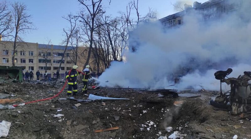 Обновлено. Россияне обстреляли жилой квартал в Подольском районе Киева – фото, видео