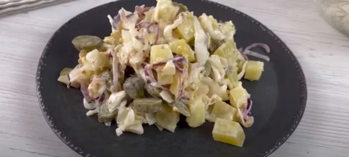 Рецепт салата "Бюджетного" из белокочанной капусты и картофеля