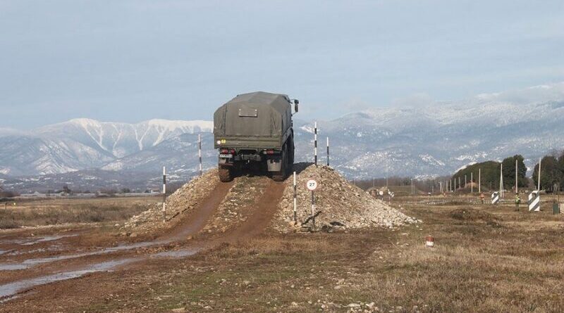 СМИ: Более 400 военнослужащих РФ обучаются экстремальному вождению в Абхазии