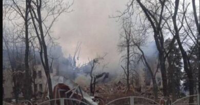 Украинский депутат сообщил о выживших под развалинами театра в Мариуполе