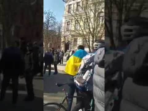 Украинцы на митинге в оккупированном Херсоне: "русский солдат - фашисткий оккупант!"