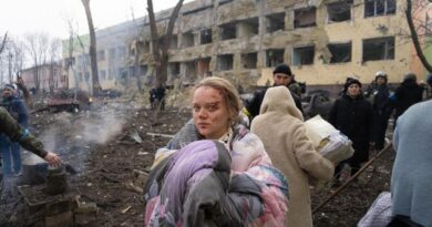 "Геноцид украинцев": Зеленский о сброшенной оккупантами на роддом в Мариуполе авиабомбе