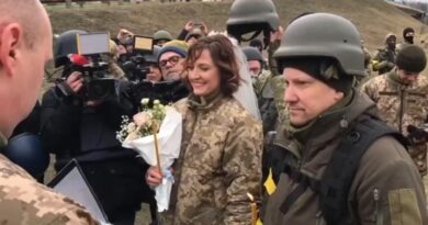 Кличко посетил венчание пары из территориальной обороны прямо на блок-посту
