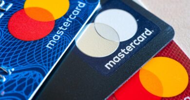 Mastercard и Visa приостанавливают все транзакции и операции в России