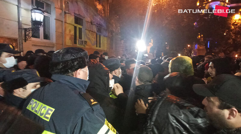 «Нецензурно выражались в адрес Путина и Гарибашвили» — Задержанные в Батуми остаются в изоляторе