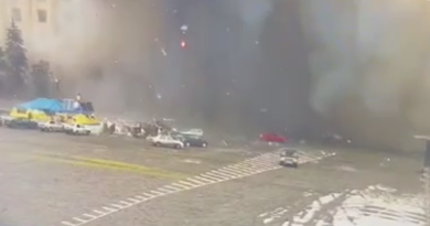 Оккупанты обстреляли ракетами площадь Свободы в Харькове: есть жертвы, уничтожено здание ОГА