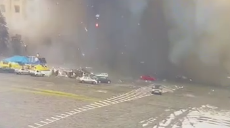 Оккупанты совершили ракетный обстрел площади Свободы в Харькове