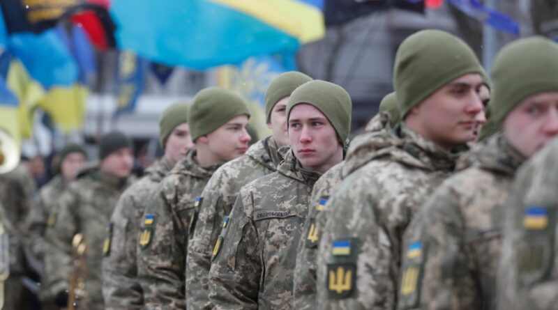 Опрос: 80% украинцев заявили, что готовы защищать страну с оружием в руках