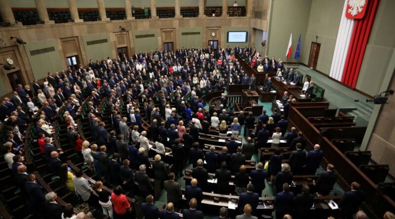 Польский Сейм одобрил закон о помощи украинским беженцам