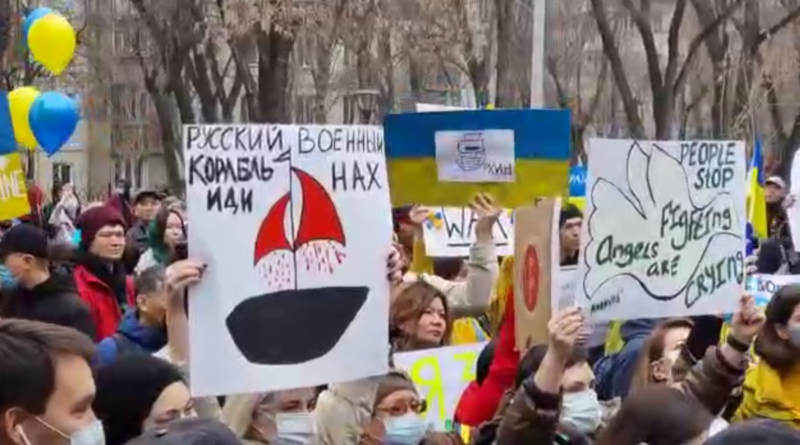 "Путин Капут": в Казахстане люди вышли на митинг в поддержку Украины