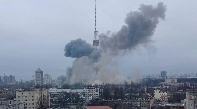 Россияне ударили по телевышке в Киеве