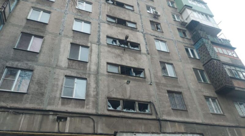 Ситуация в Мариуполе: обстреляли дома и школу, враг не дает восстановить свет и тепло