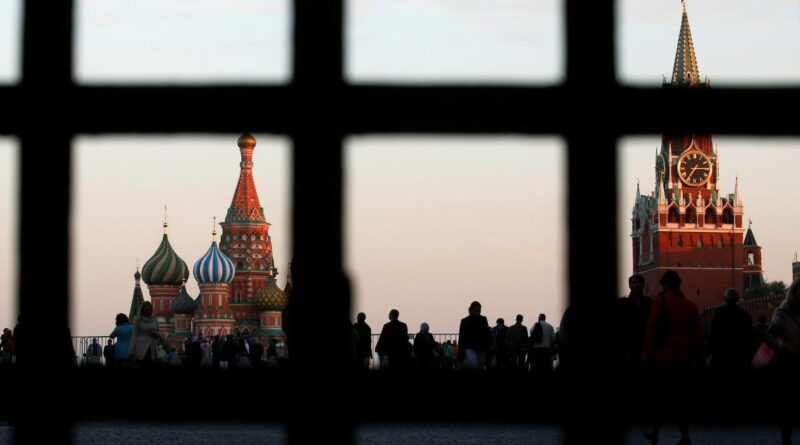 США и Канада призывают своих граждан уехать из России
