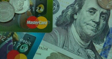 Украинцам разрешили снимать с карточки до 30 тыс. грн в день в валюте