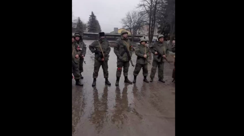 "Уходите отсюда!": на Луганщине местные жители вышли против вооруженных оккупантов РФ