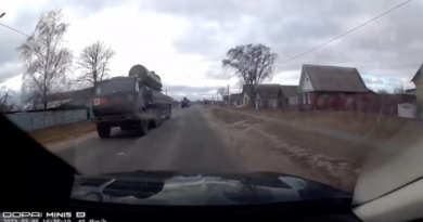 В Беларуси заметили колонну грузовиков с коробами от ракет