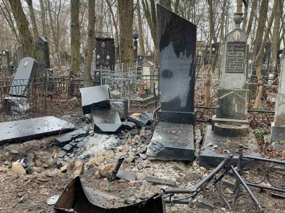 В Белой Церкви оккупанты обстрелами разгромили кладбище