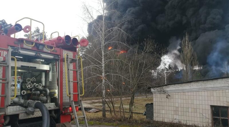 В Чернигове после обстрелов оккупантов загорелась нефтебаза