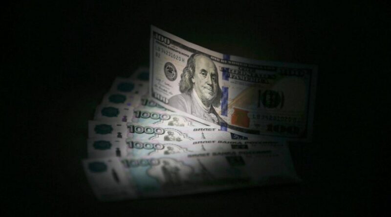 В России опустели обменники, а курс доллара взлетел до небес