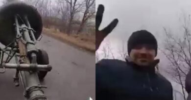 В сети опубликовали видео, как трое мужчин на мотоцикле угнали вражеский миномет