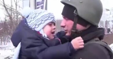 В Сети показали видео, как полицейский в Ирпене прощается с сыном