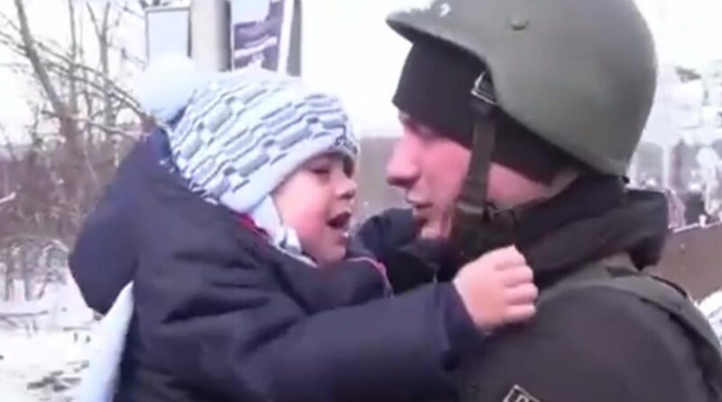 В Сети показали видео, как полицейский в Ирпене прощается с сыном