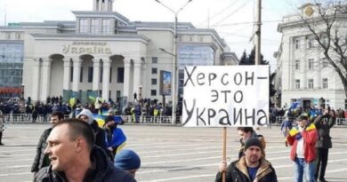 В Херсоне горожане вышли на протест за Украину: россияне открыли огонь