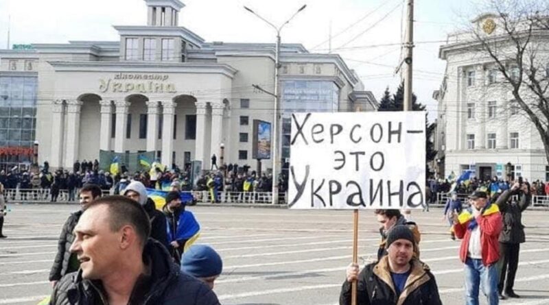 В захваченном оккупантами Херсоне местные жители вышли на протесты за Украину