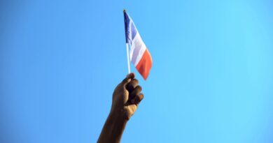 Во Франции пригрозили России "тотальной экономической войной"