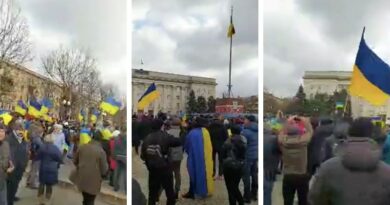 «Херсон — это Украина!». В Херсон зашли оккупационные войска РФ
