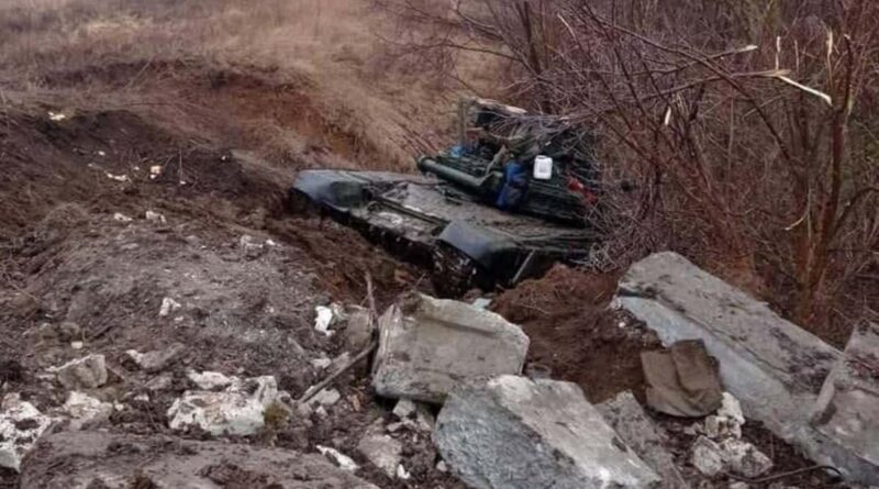 Застрял в канаве: российские оккупанты бросили боевой танк