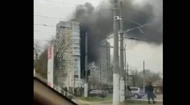 Жилой дом в Одессе подвергся ракетному удару, есть жертвы