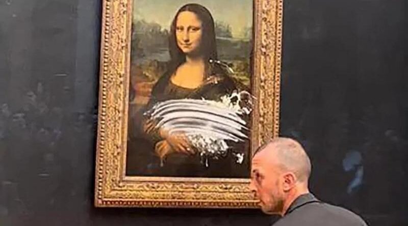 В Лувре мужчина бросил кусок торта в картину «Мона Лиза»