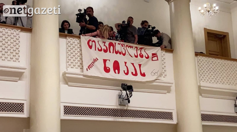 Журналисты проводят акцию протеста у Парламента Грузии