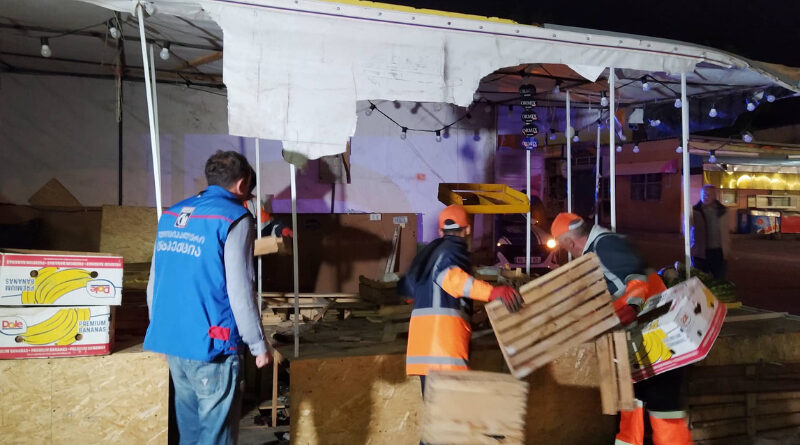 Произведен демонтаж прилавков уличных торговцев у станций «Самгори» и «Театр Ахметели»