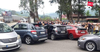 В Батуми в результате ДТП столкнулись три автомобиля