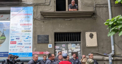 Представители Нацбюро исполнения пытаются выселить семью проживающую в Тбилиси