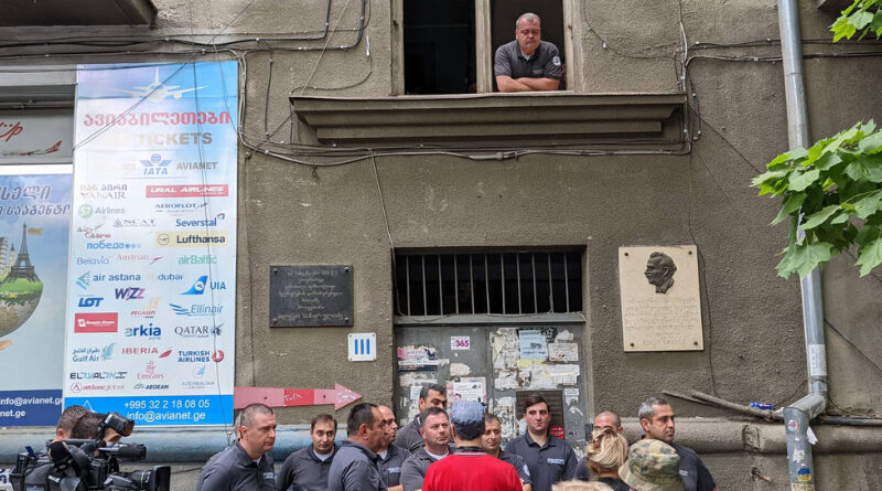 Представители Нацбюро исполнения пытаются выселить семью проживающую в Тбилиси