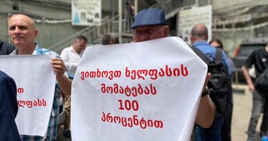 Работники скорой помощи продолжают протест с требованием повысить зарплаты
