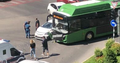 В Тбилиси произошло столкновение автобуса и легкового автомобиля