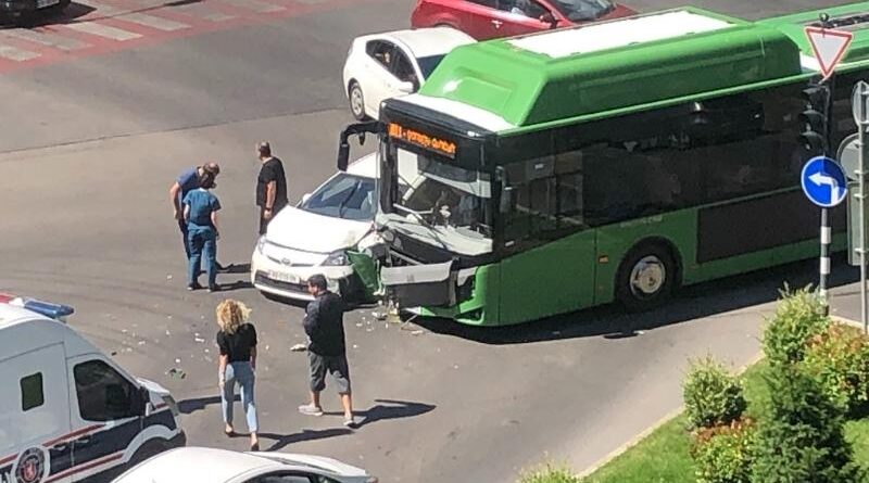 В Тбилиси произошло столкновение автобуса и легкового автомобиля